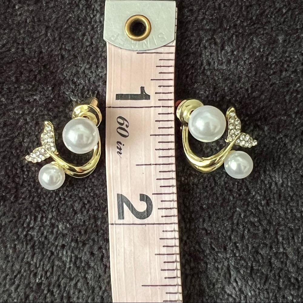 Mermaid Tail Pearl & Gold Earrings - Picture 7 of 7